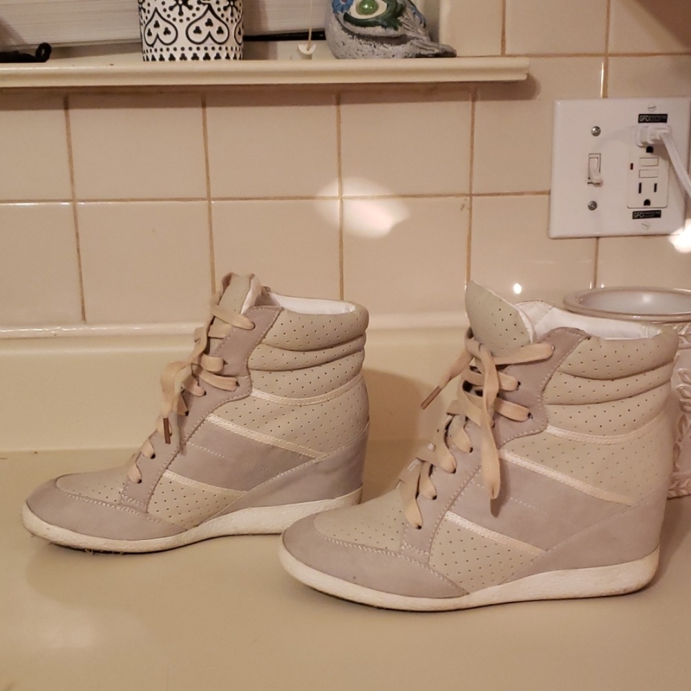 Shoes - Picture 2 of 4